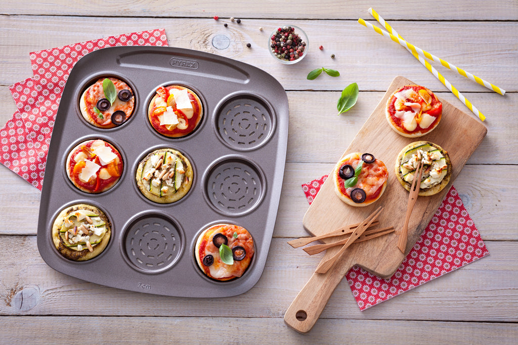 asimetriA Metal pizza pan with easy grip various sizes shapes